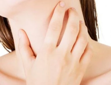 Θυροειδής: Πως να κάνετε μόνοι σας αυτοεξέταση με ψηλάφηση (βίντεο)